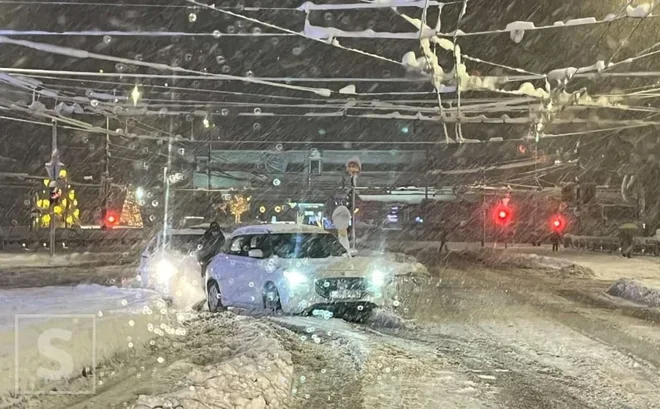 Opasno na putevima u Sarajevu, građani javljaju: „Po glavnoj ulici se jedva vozi, čuvajte se“