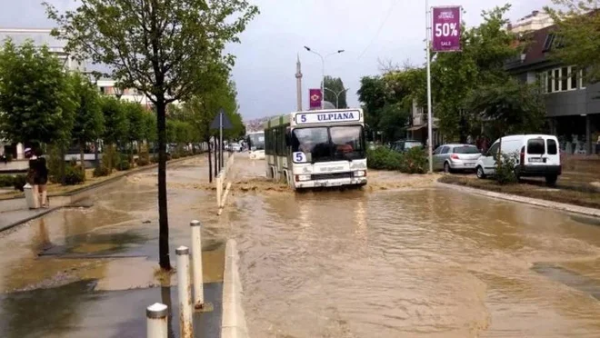 Loše vreme utiče i na Kosovo, poplave u Prištini i glavnim gradovima zemlje! Prekid snabdevanja vodom u nekoliko zona - Shqiptarja.com