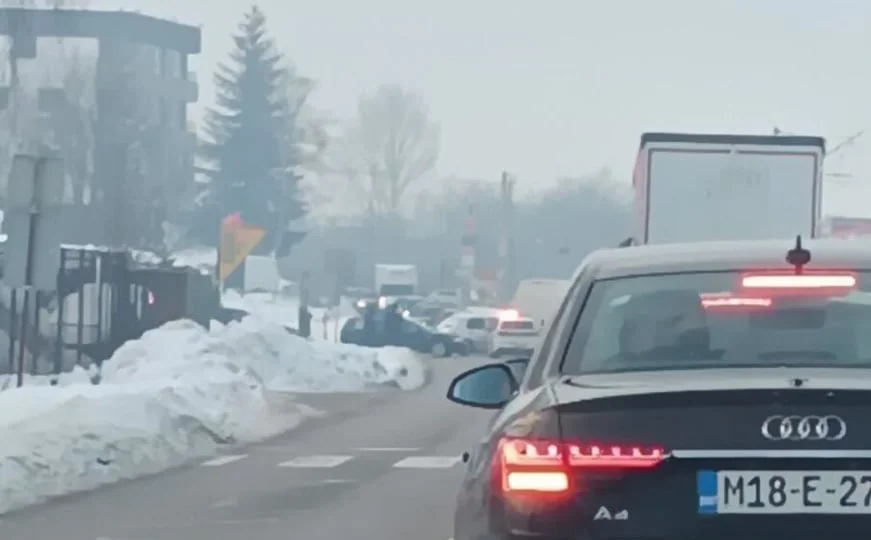 Dvije saobraćajne nesreće u Rajlovcu: Automobil sletio u kanal?