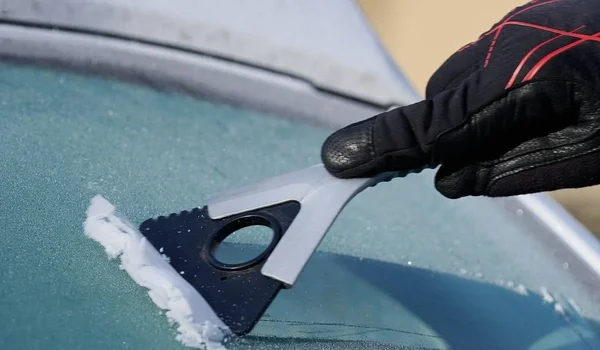 Jeftini trikovi za uklanjanje leda sa vetrobranskog stakla tokom zime