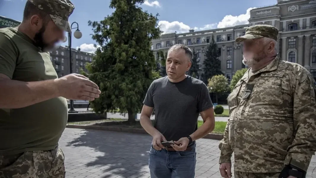 Žena pokušala da spasi muškarca od prisilnog regrutovanja – video