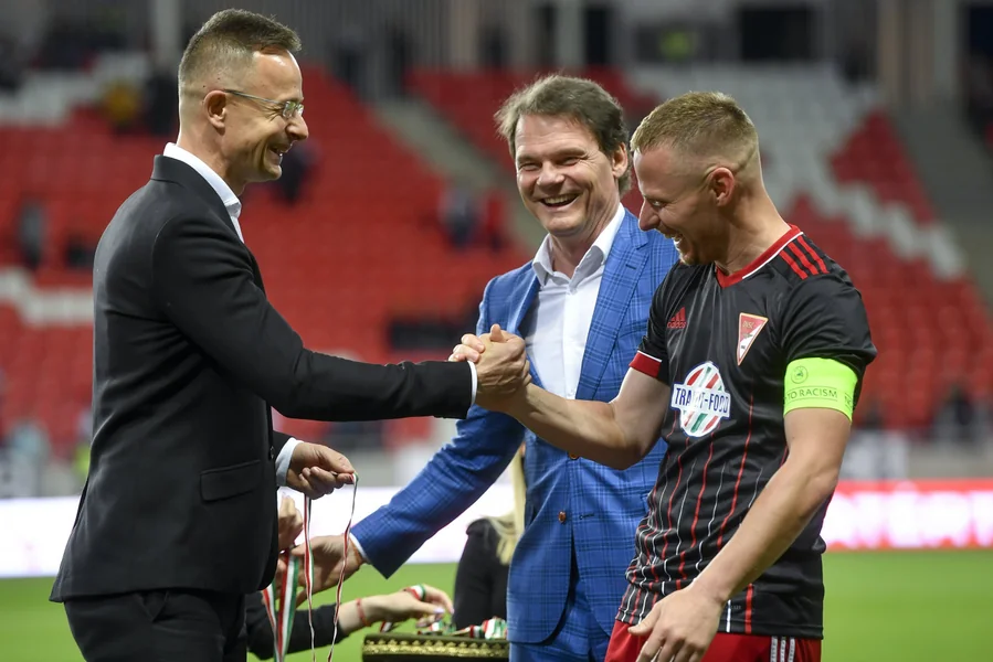 Džudzsák tražio diplomatski pasoš od Szijjártó Pétera u sažetom, minimalističkom emailu, a on ga je jednim potezom prosledio Ministarstvu spoljnih poslova.