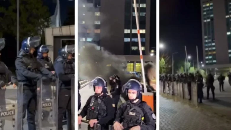 Priština, protestanti se okupljaju ispred Ministarstva pravde: Donika, proceduj zakon o Specijalnom sudu! Bacaju se pirotehnička sredstva, policija formira kordon (VIDEO)
