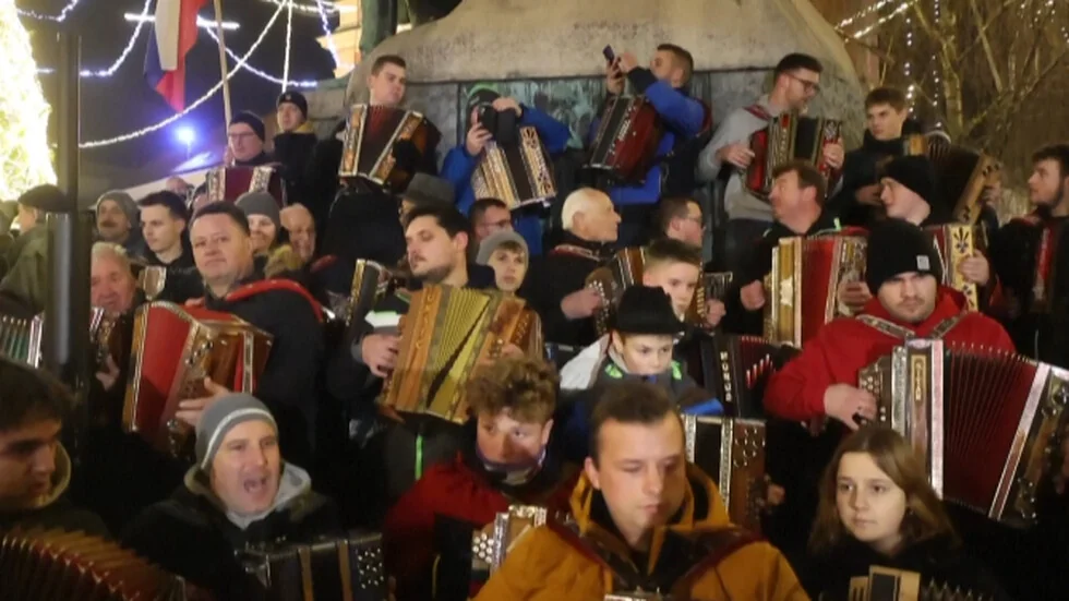 Akordeonisti izašli na protest nakon zabrane ulične muzike u Ljubljani (VIDEO)