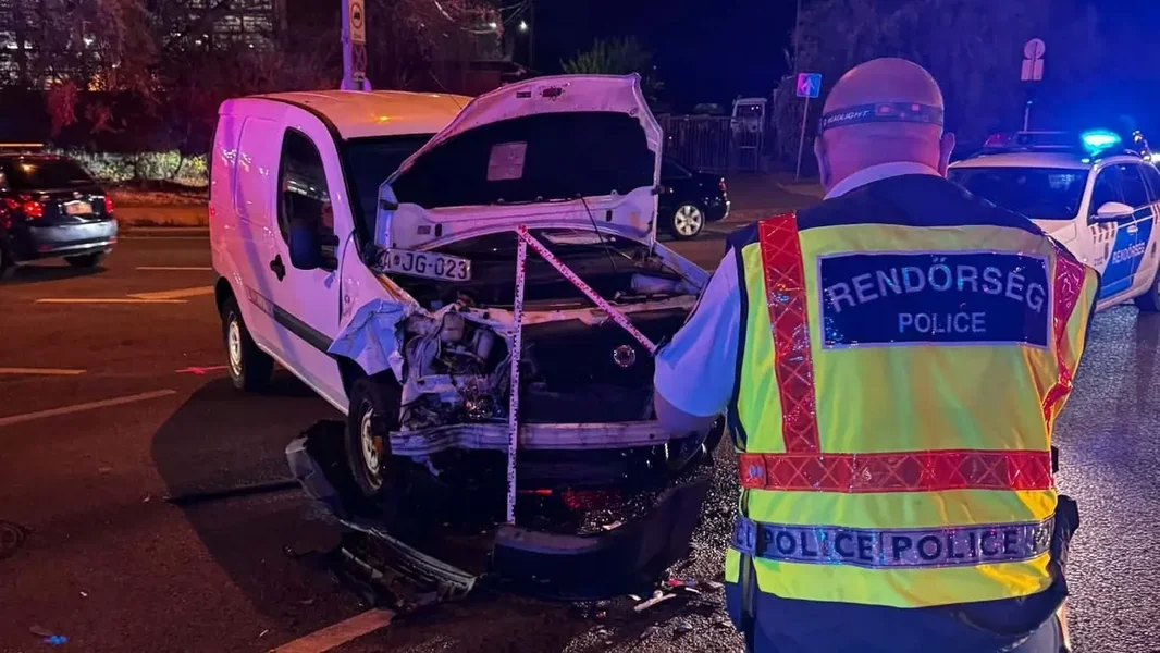 Prevrnuto vozilo hitne pomoći koje je prevozilo pritvorenika - ORIGO