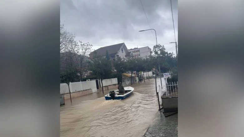FOTOLAJM/ Građanin izlazi čamcem na ulicama grada, Lač poplavljen od jakih kiša - Shqiptarja.com