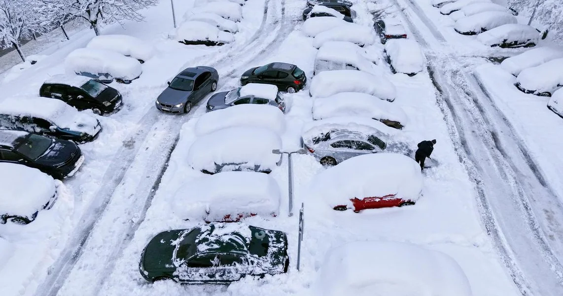 VIDEO Urnebesni prizori iz snegom zatrpanog Sarajeva: Pogledajte kako traže i iskopavaju automobile
