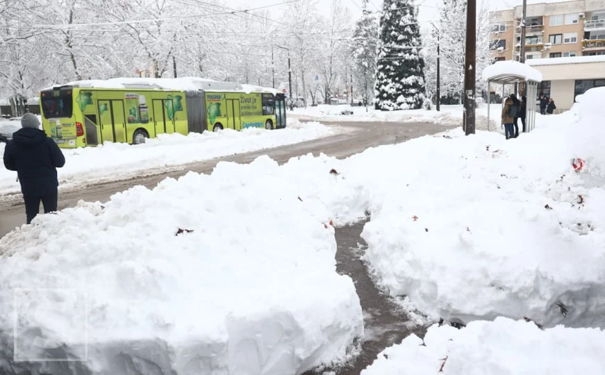 Sneg zabijelio BiH: Saobraćaj otežan, nestanci struje i interventne ekipe u akciji