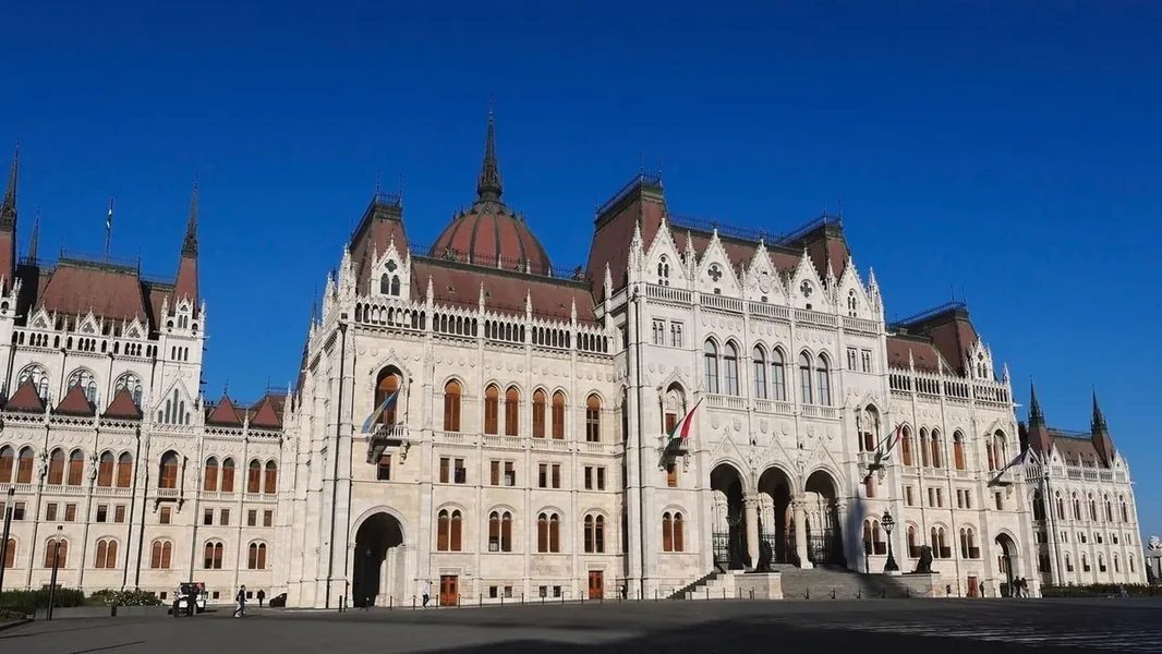 Bila je šef odeljenja tokom Orbánove vlade, postala je državni sekretar za politiku zapošljavanja u Tisza vladi - ORIGO