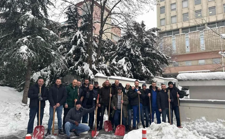 Doktori i medicinari Opšte bolnice čistili sneg: "Ovo je jedna mala akcija za sve naše pacijente"