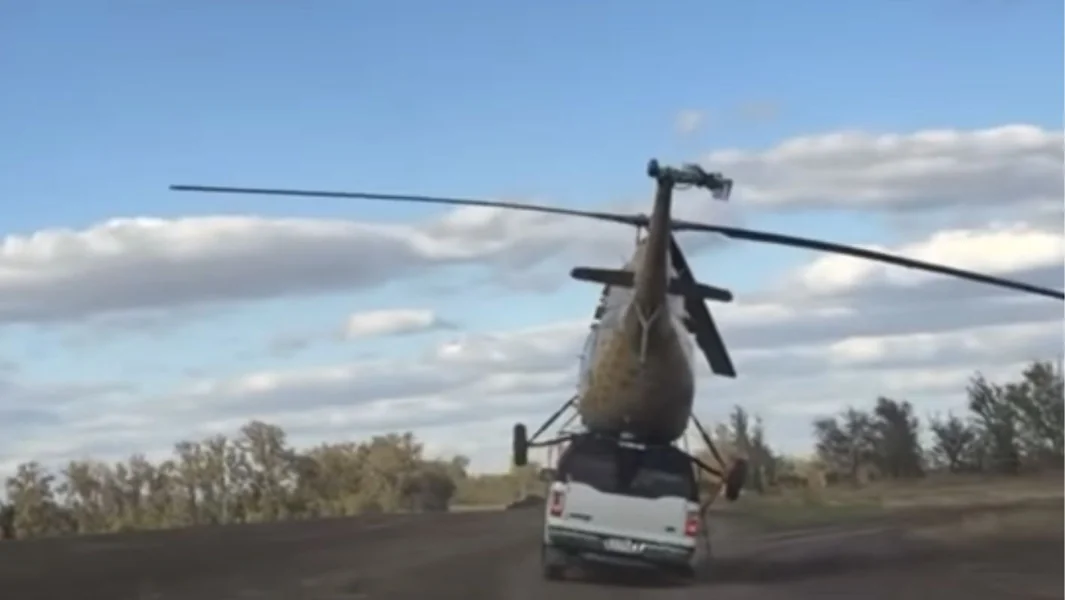 Sigurna katastrofa: Ruski kaskader pokušava da preveze helikopter na poljoprivredno vozilo - Viralni video - Documento