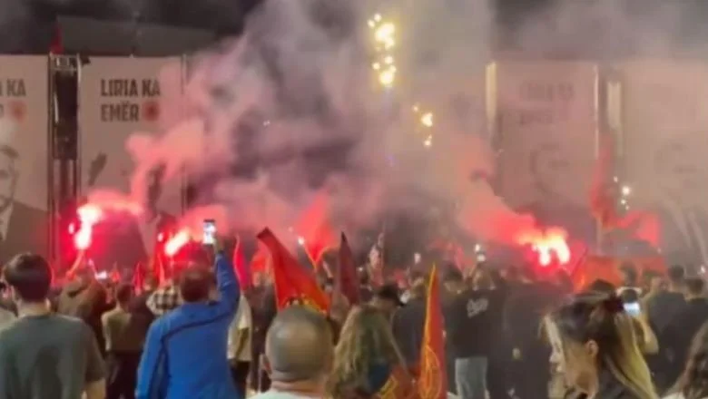 Ne u moje ime – Protestanti su ispunili Trg Skenderbeg i ulice u Prištini, protiv odluke Haškog suda o četiri bivša komandanta OVK (FOTO)