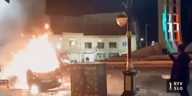 Ajatola Ali Khamenei: Protestanti su vandali koji žele da ugode Trampu