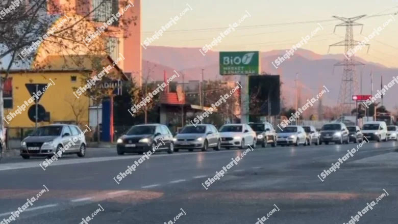 Nova godina 2026 / Kretanja građana ka planinskim područjima, stvaraju pojačan saobraćaj na putnom pravcu Milot–Lezhë (VIDEO)