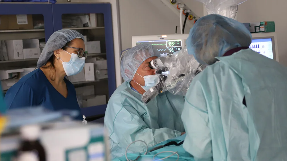 Lekari iz dve bolnice udružili napore da bi dali šansu trogodišnjem detetu da čuje
