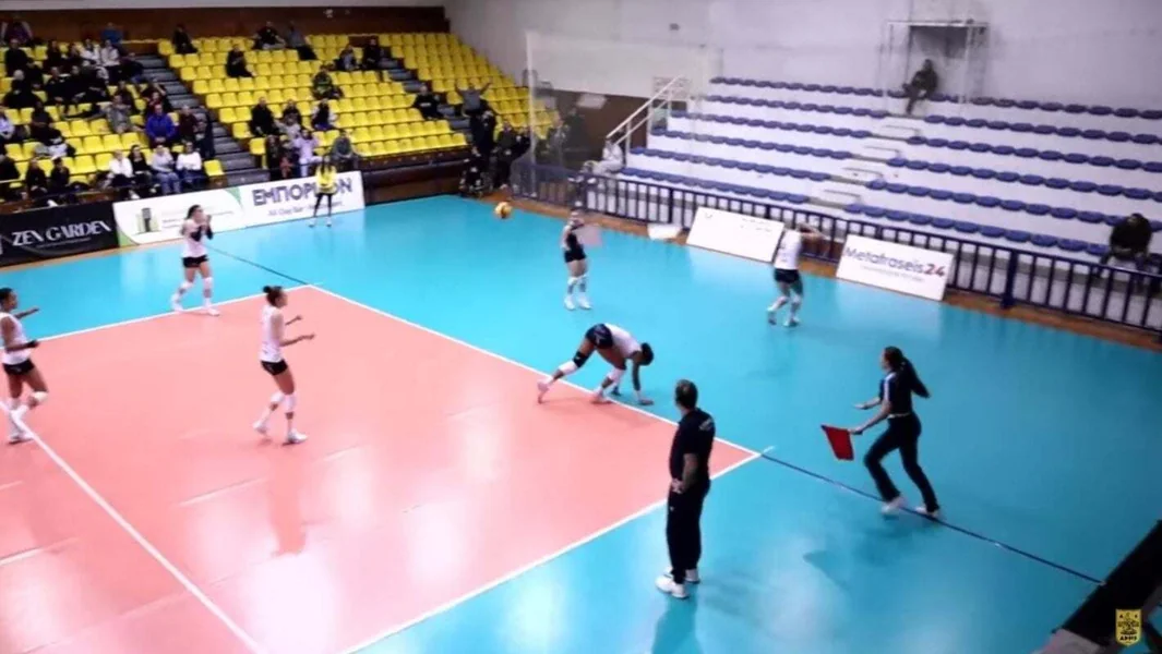 Komadi od plafona pali su na igračicu tokom utakmice Aris – AO Thiras – Documento