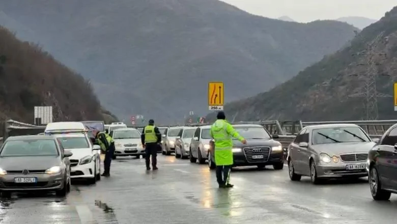 Loše vreme / Problemi na Ruti Kombit, poledica uzrokovala tri saobraćajne nezgode - Shqiptarja.com