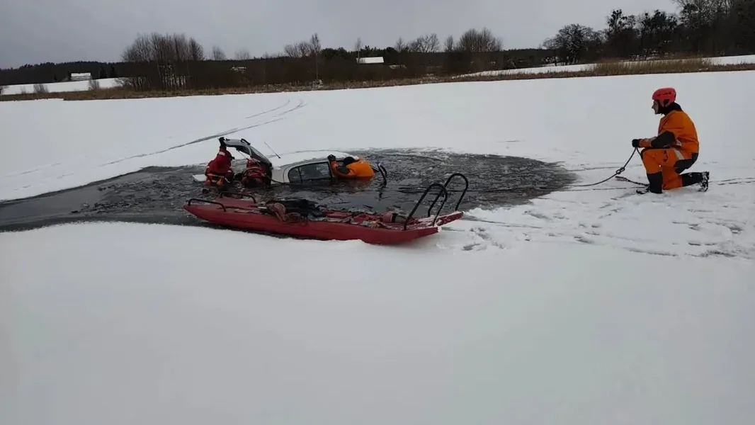 Led pod vozilom se urušio, na kraju su pozvani specijalni spasioci - ORIGO