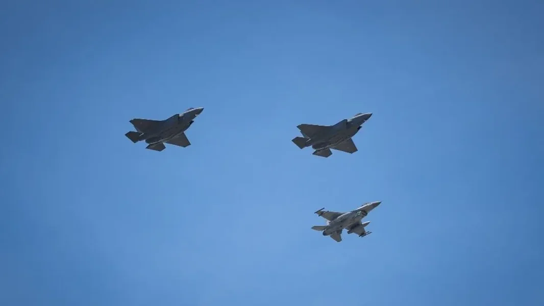 Poljsko vazduhoplovstvo je ušlo u borbenu pripravnost, saobraćaj na dva aerodroma je obustavljen