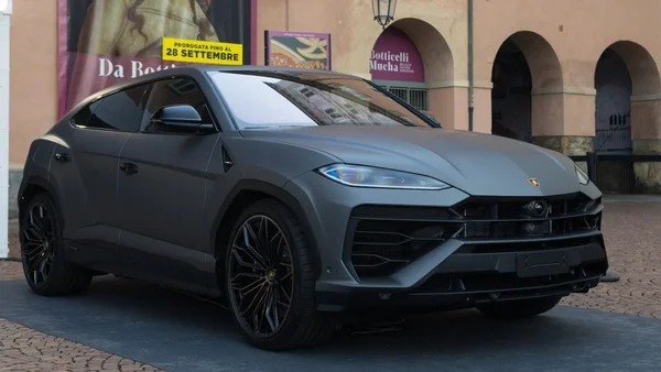 Zarađivao minimalnu platu, ali imao Lamborghini Urus i luksuznu vilu sa bazenom. Šta je otkrila italijanska policija