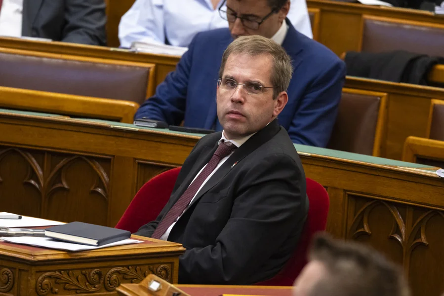 Prijava zbog sumnje na budžetsku prevaru i nepošteno raspolaganje sredstvima vezano za 300 miliona forinti podrške Centru za istraživanje veštačke inteligencije