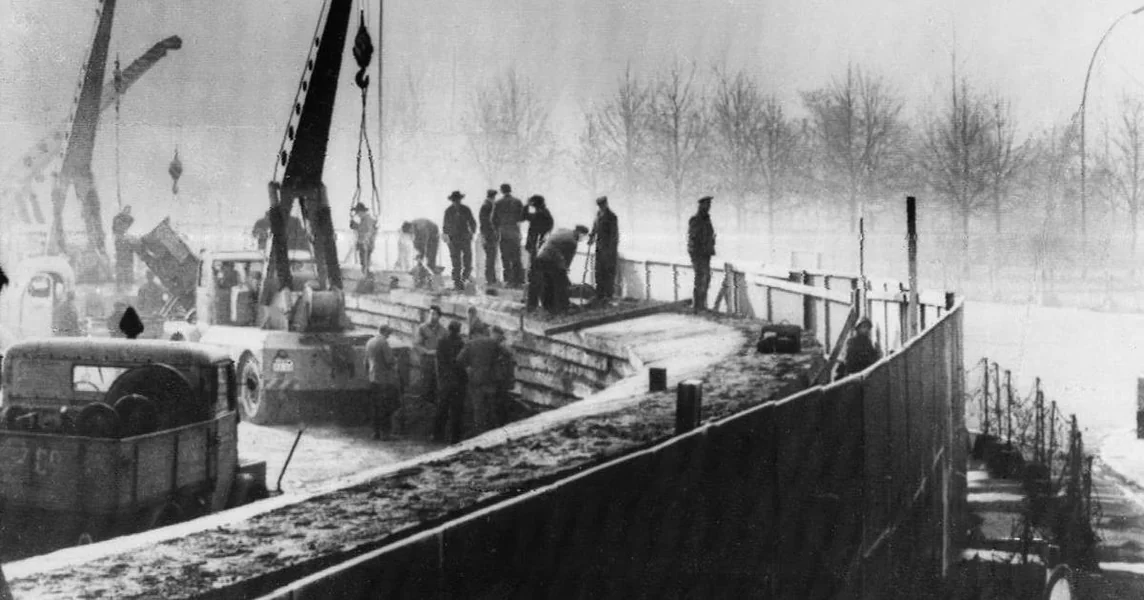 FOTO Država je ključala, na granicu se slila rijeka ljudi s čekićima: Zbunjeni graničari samo su otvorili rampe