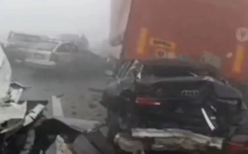 Stravičan lančani sudar devet automobila i kamiona u Srbiji: Poginula jedna osoba