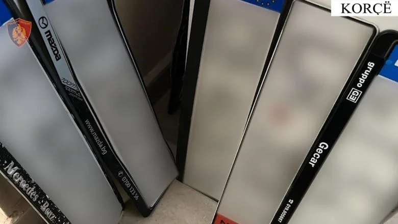 Korča/ Ukrao tablice 5 automobila, uhapšen 23-godišnjak - Shqiptarja.com