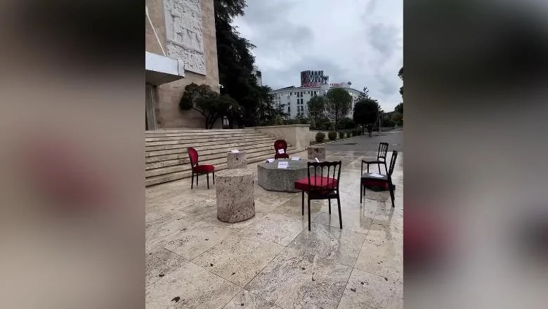 Neka odbijanja, nasilje i haos / Premijer Rama ponovo poziva protestante na dijalog, izvlači sto i stolice ispred Vlade (VIDEO)