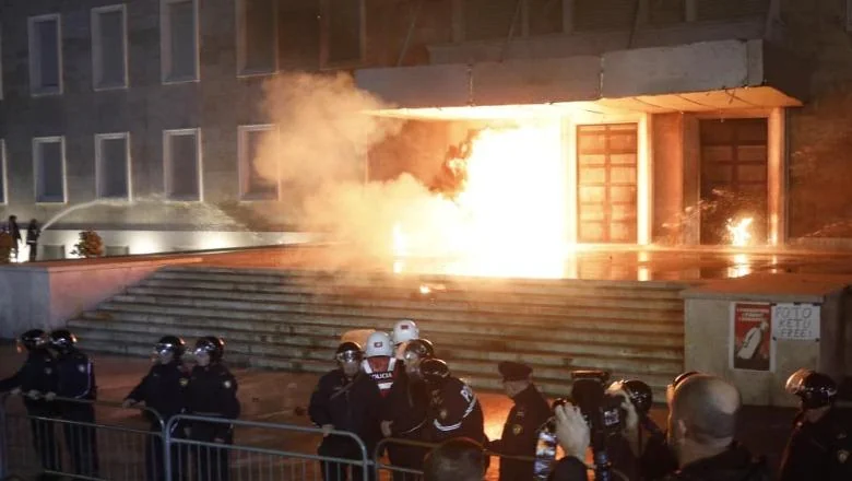Protesta apsolutno nije nacionalna, mali odziv na bulvaru! Molotov bombe prema Premijeru, Berisha: Ciljevi naše borbe Vlada, Parlament, Surrel - Shqiptarja.com