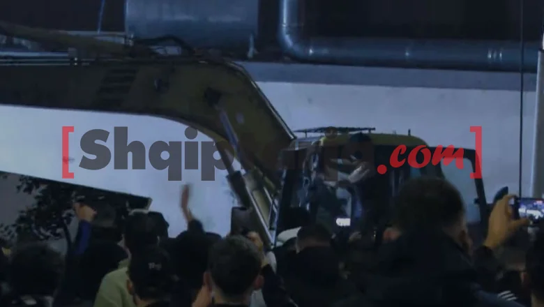 Nasilna protesa u Tirani, trenutak kada maskirani demonstranti uskaču na buldozer i uklanjaju reklamnu tablu (VIDEO)
