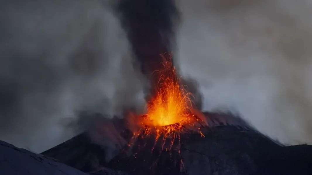 Video prikazujemo vatreni vihor koji izbija sa Etne – impresivne fotografije i video