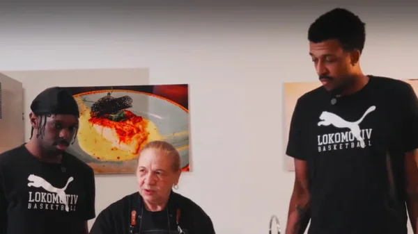 Strani košarkaši Lokomotive (Plovdiv) uče da mesi pitku hleba