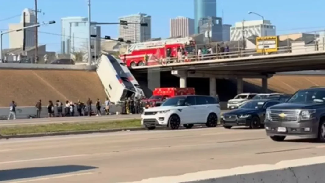 Teška nesreća: autobus s mosta, više povređenih