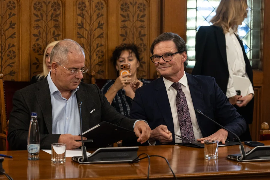 Bánki Erik: Nemam pojma. Kósa Lajos: Nije potpuno jasno
