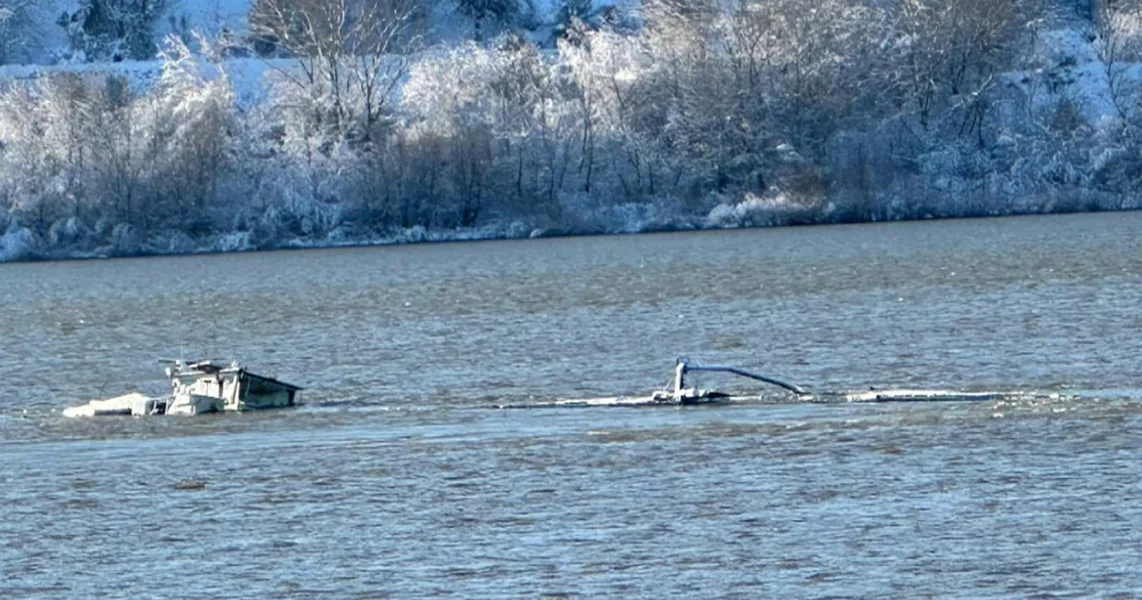 Opasnost od zagađenja Dunava. Barža sa više od 1.100 tona hemijskog đubriva na bazi azota potopila se kod Zimnicea