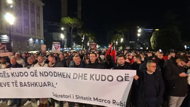 Treći nacionalni protest ispred Vlade: Lapaj: Država je stavljena u službu kriminala! Aktivisti 'Shqipëria Bëhet' bacaju brašno na policiju - Shqiptarja.com