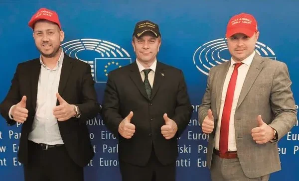 U zagrljaju krajnje desnice