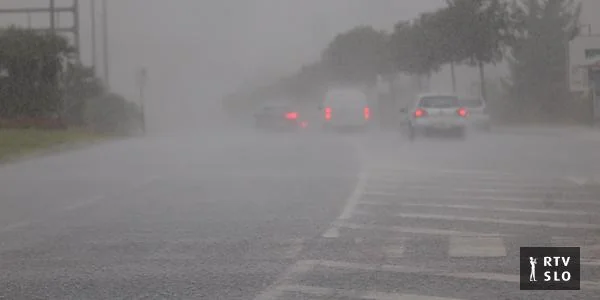 Tokom nevremena u Dalmaciji poplavljene su ceste i oštećena infrastruktura