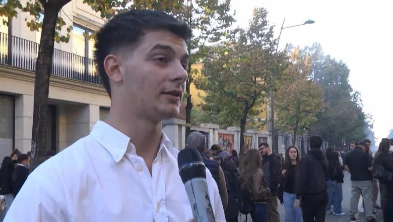Bio je priveden od strane policije u lokal nakon što su na bulevaru izbili napadi - Emanuel Daçi: Ne nasilju prema policiji, ni oni imaju porodice! Nismo huligani da uništavamo imovinu - Shqiptarja.com