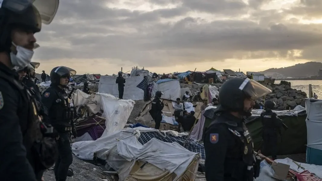 Raspušten kamp migranata u Ceuti pred kraljevskom posetom – video
