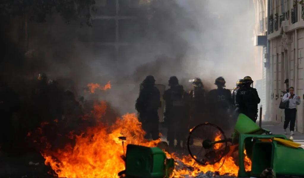 Neredi u Francuskoj: Hiljade učenika protestuju zbog obrazovanja – više od 700 škola zatvorenih