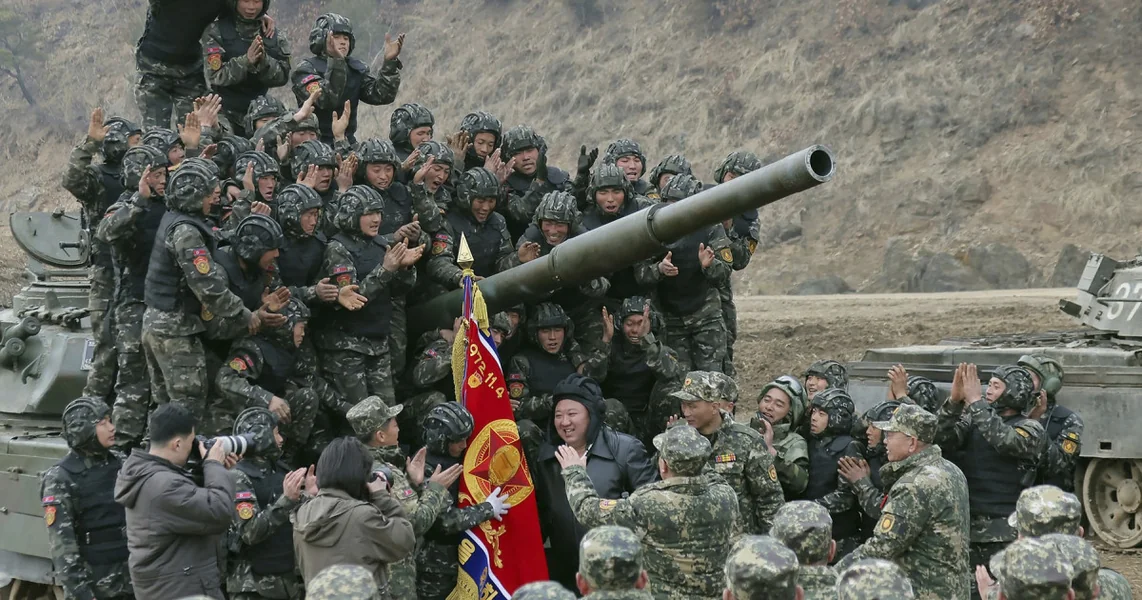 Severna Koreja najavljuje testiranje oružja novog tipa. Kim Jong Un nadgledao lansiranje.