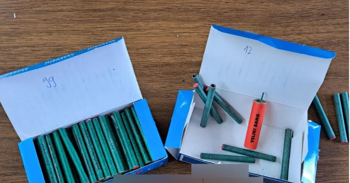 VIDEO/FOTO Zagrebačka policija kod maloletnika pronašla stotine zabranjenih petardi. Pogledajte taj arsenal!