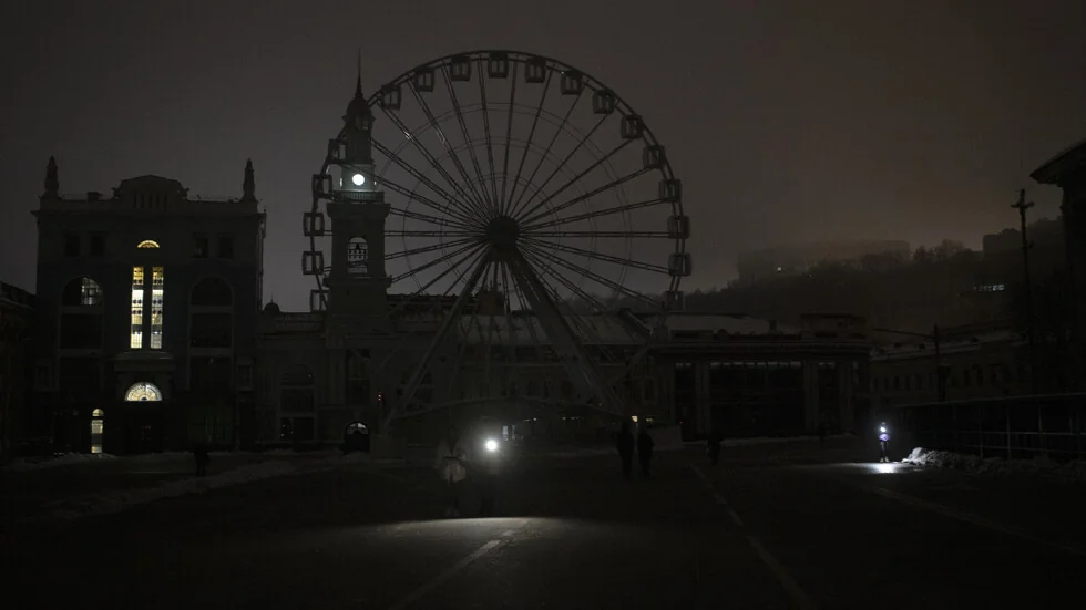 Više od 320 hiljada stanovnika Kijeva ostalo je bez struje posle masovnog napada noću