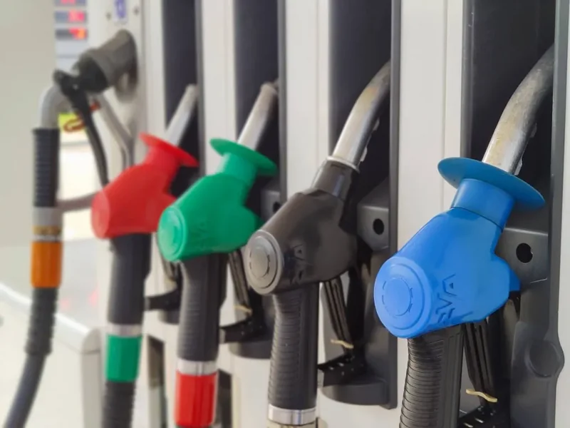 Dizel od ponoći poskupljuje za 5,5 dinara, benzin pojeftinjuje za 1,5 dinara