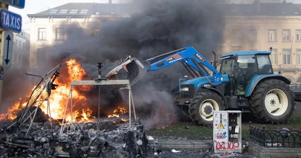 FOTO Potpuni haos u Briselu: Nasilje eskaliralo, lete suzavci i vodeni topovi, prosvjednik se traktorom zabio u policiju