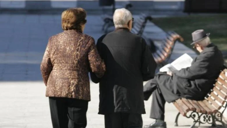 Ove godine žene izlaze u penziju dva meseca duže, 62 godine! Za muškarce ostaje starosna granica 65 godina (Potpuna penzija, sa 39 godina radnog staža) - Shqiptarja.com