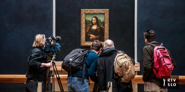 Arestacija dvojice koji su, u blizini Mona Lize, za šalu obesili svoja autoportretna dela