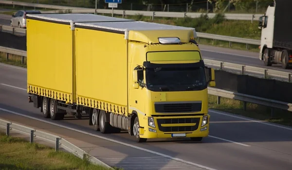 Jedan šofer TIR-a spasao dete nađeno samo, na kiši, na raskršću: 'Nije imao više od 3 godine'